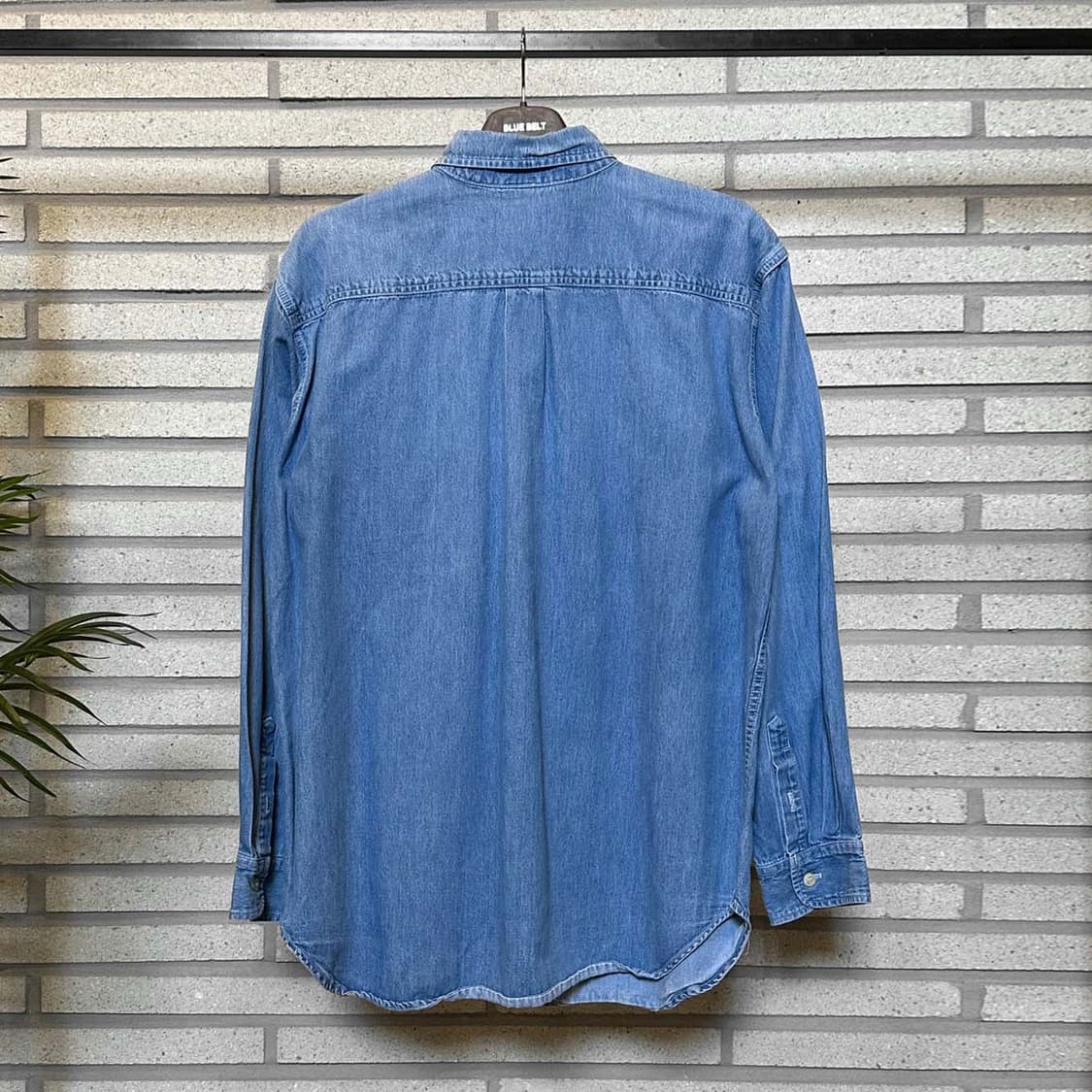 플래닛 할리우드 데님 긴팔셔츠 레터링 자수 원포켓 디테일 중청 상품이미지3
