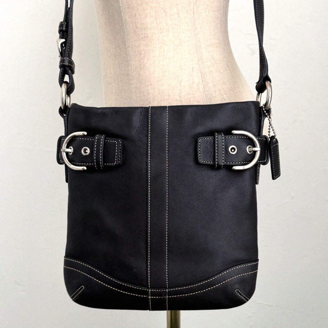 코치 버클 블랙 레더 크로스백 상품이미지1