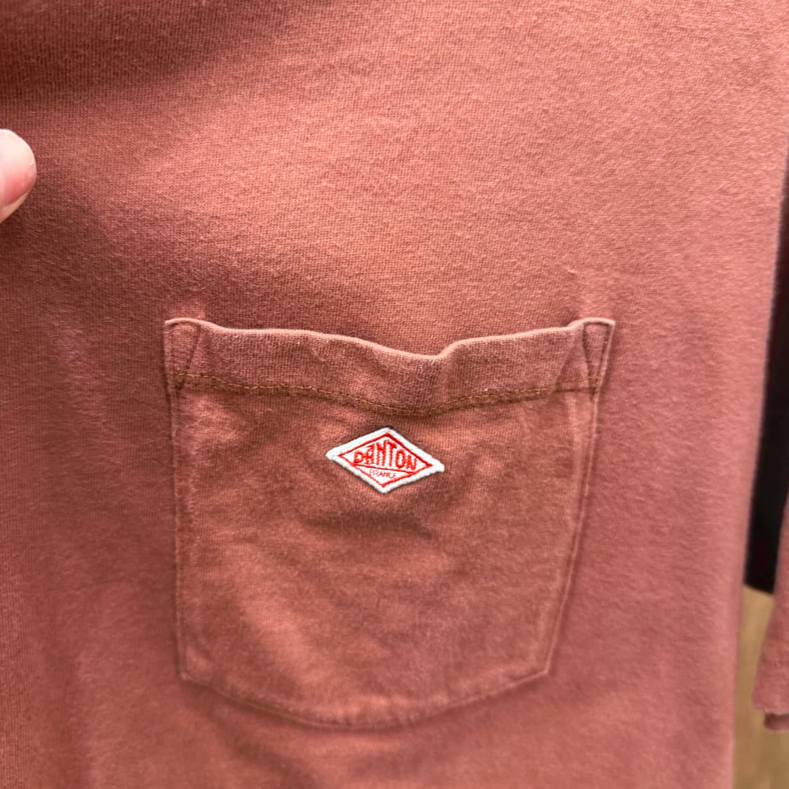 단톤 반팔 티셔츠 라운드넥 로고 자수 싱글 포켓 디테일 와인 브라운 상품이미지6