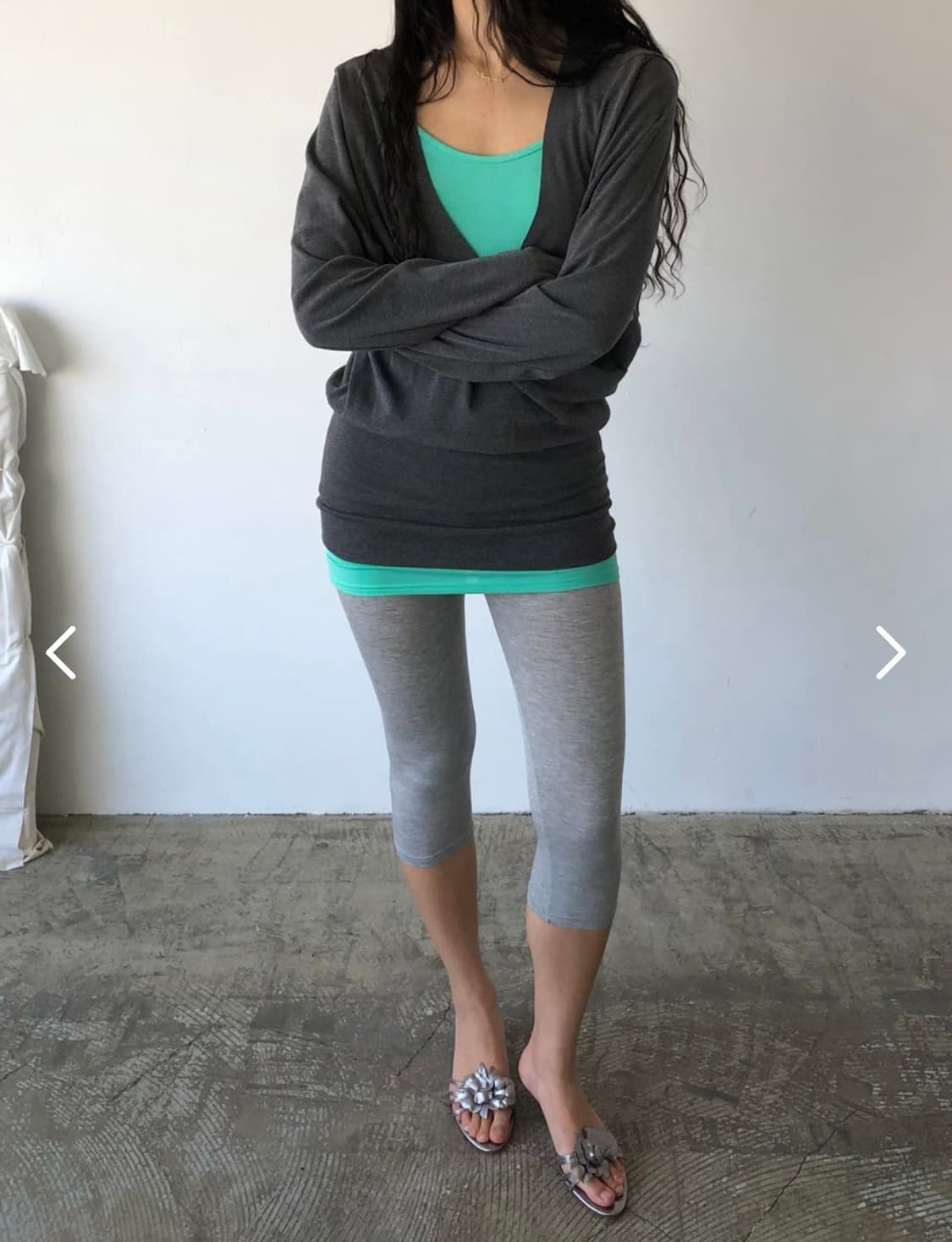 띵즈앤스터프 브이넥 탑 챠콜 상품이미지2