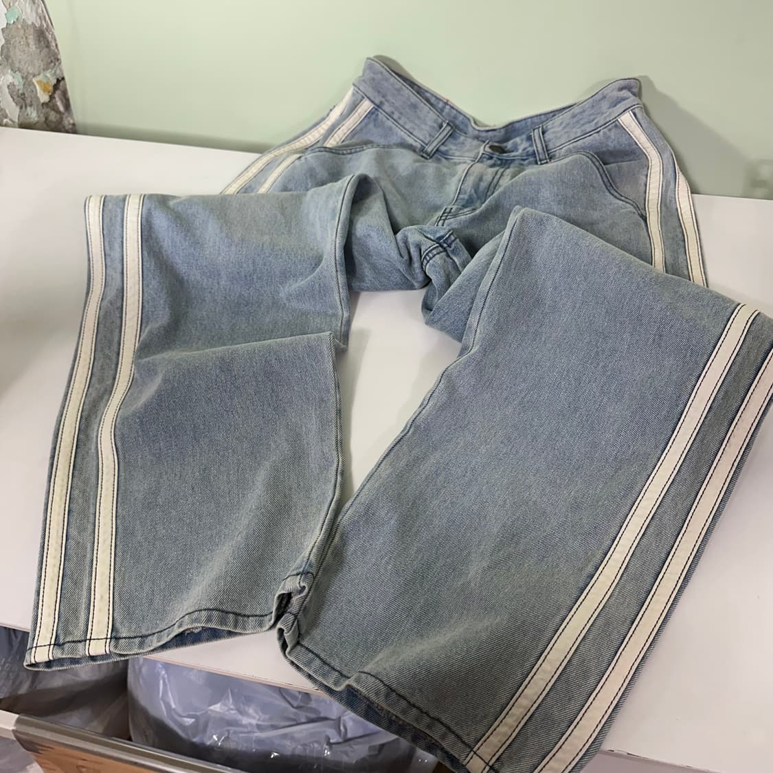 M 스컬프터 세미와이드 일자핏 연청워시드 사이드라인 데님팬츠 상품이미지4