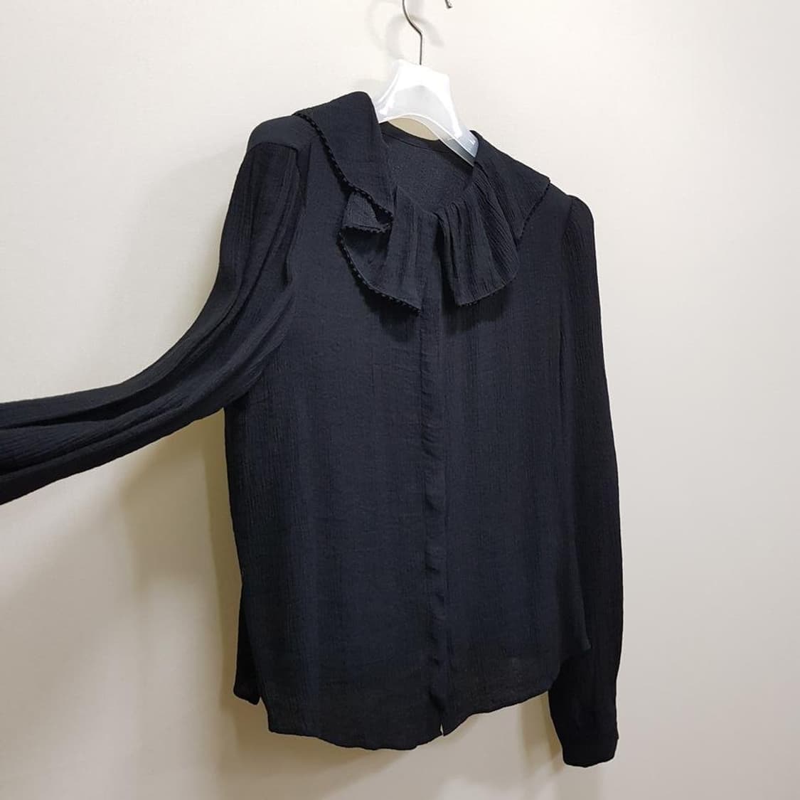 한섬 마인 23SS  러플 블랙 블라우스 76-90-155사이즈 상품이미지3