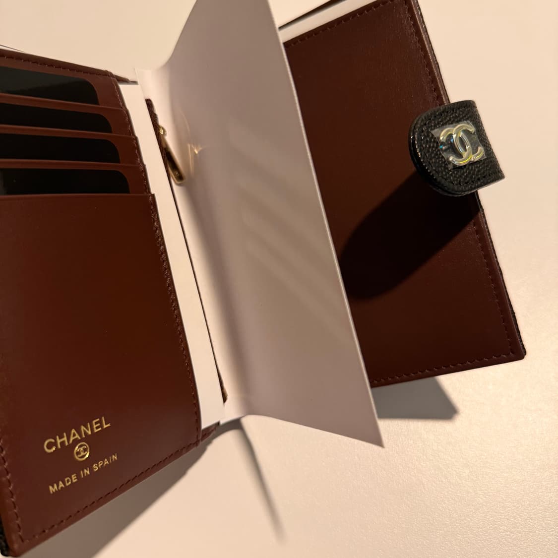 샤넬 골드 로고 클래식 캐비어 여권 카드 지갑 블랙 브라운 상품이미지2