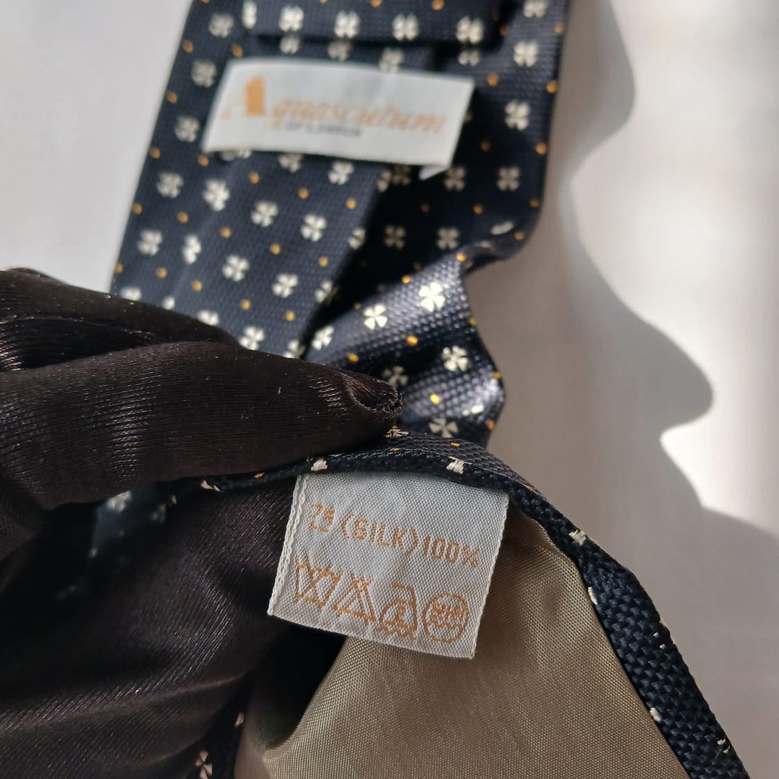 아쿠아스큐텀 실크 네이비 패턴 넥타이 9.6cm A~B등급 E720
 상품이미지9