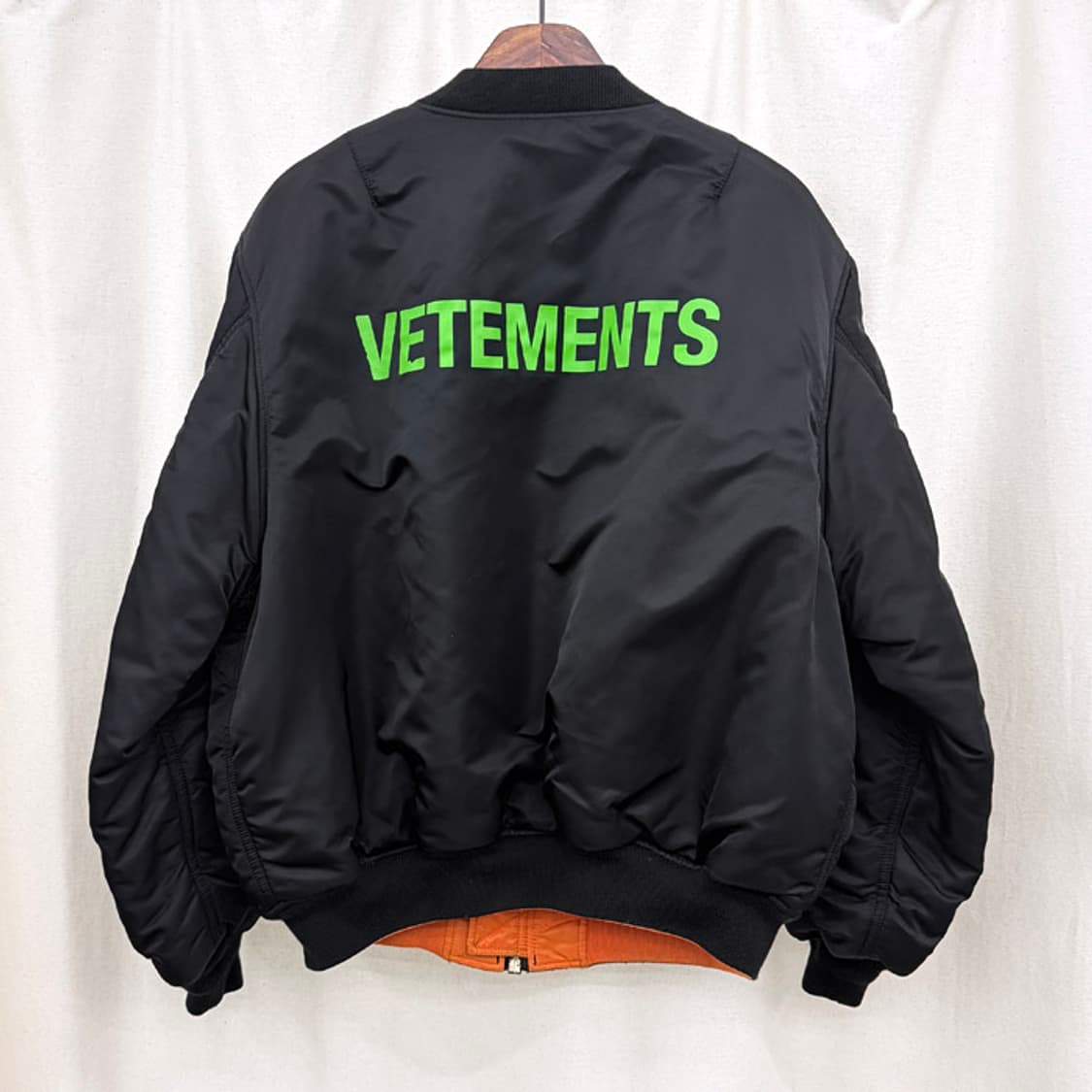 베트멍 알파인더스트리 백로고 이모지 봄버 상품이미지6