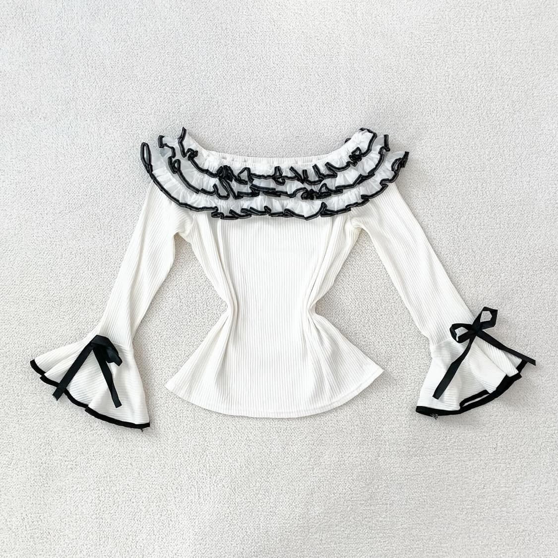 블랙앤화이트 프릴 리본 오프숄더 니트 상품이미지1