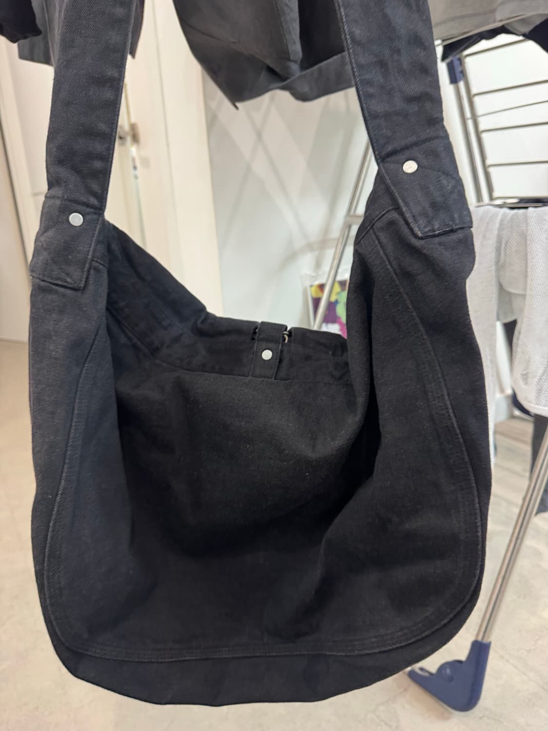 트로피클로딩 뉴스페이퍼백 가방 검정색 상품이미지6