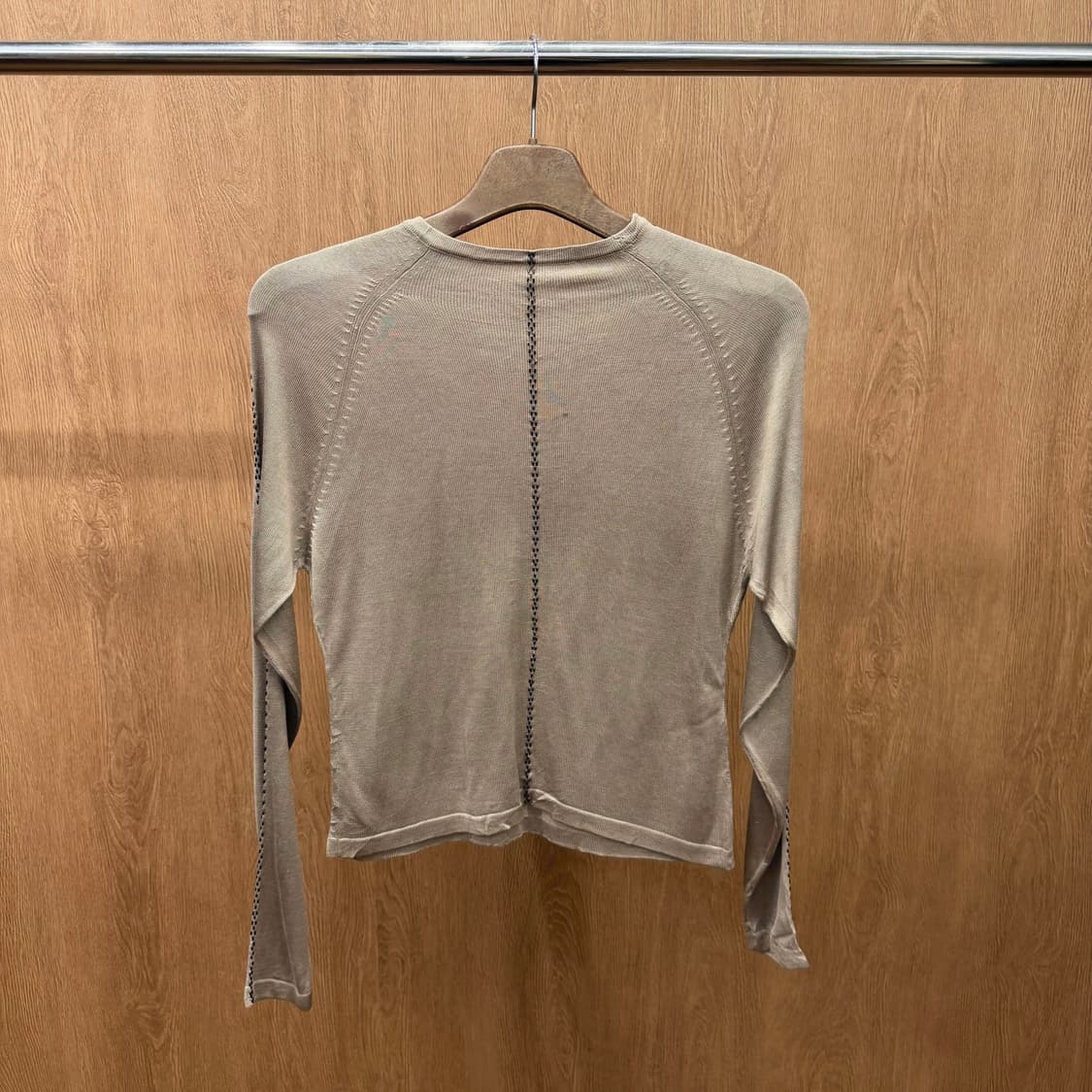 스피치오 라운드넥 실크 니트 비즈 장식 라인 디테일 레귤러핏 베이지 상품이미지3