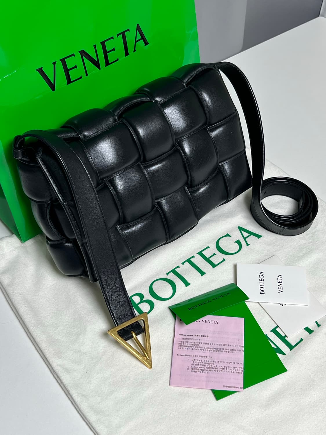 [정품] 백화점판 / 보테가베네타 패딩 카세트백 블랙 금장 상품이미지3