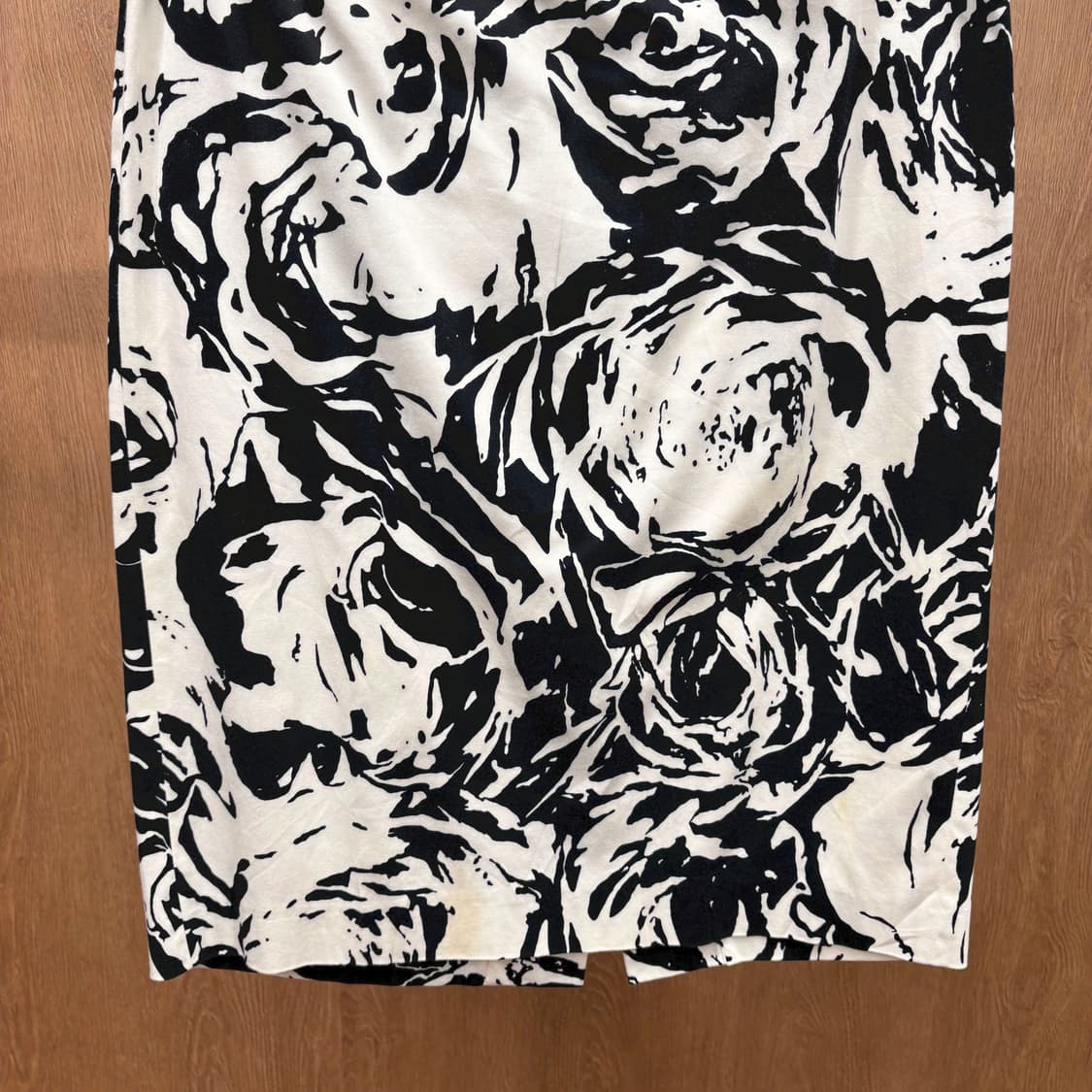 막스마라 미디 스커트 볼드 플로럴 아트워크 프린팅 디테일 H라인 아이보리 상품이미지5