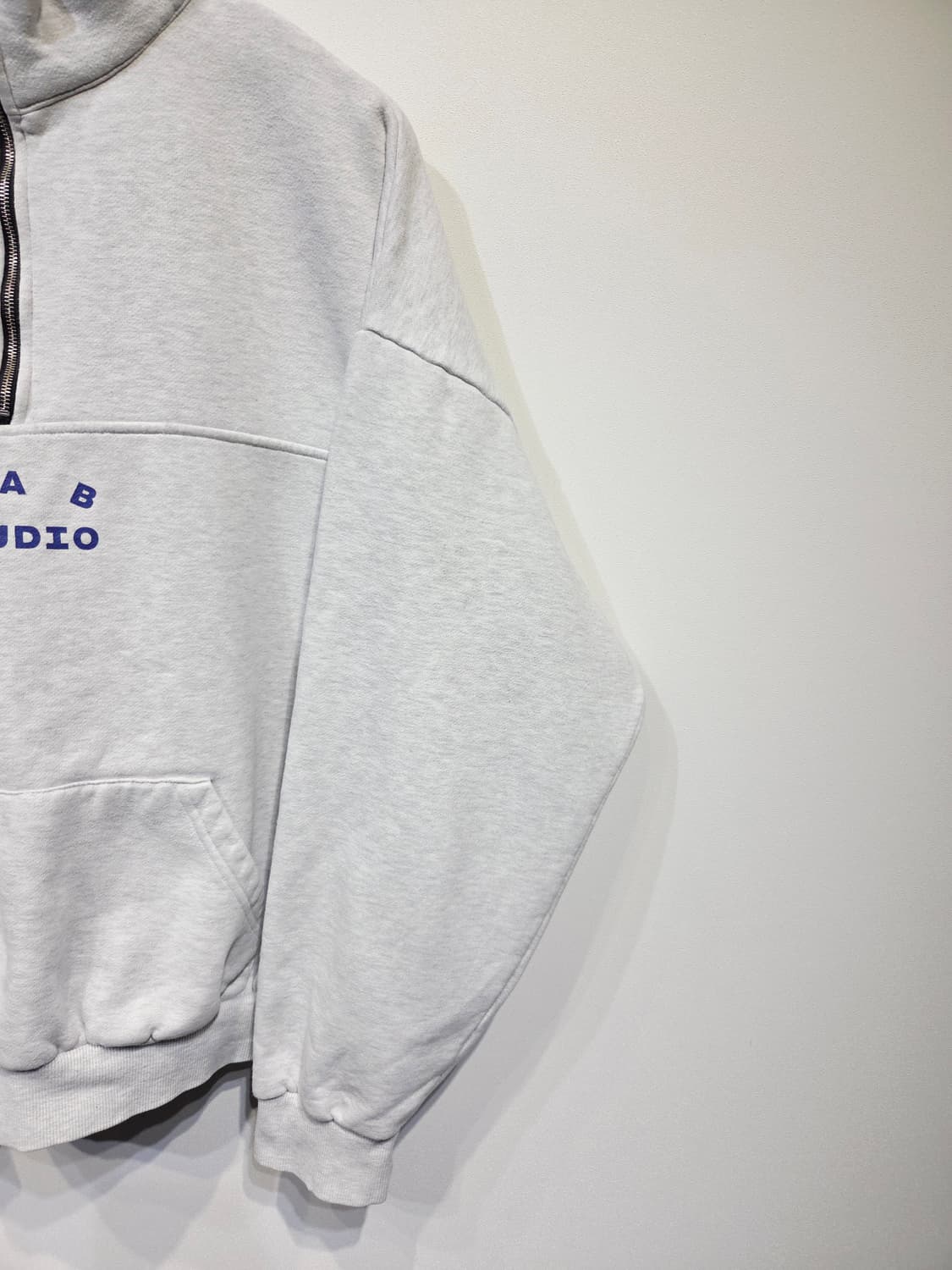아이앱 스튜디오 하프 집업 맨투맨 그레이 상품이미지3