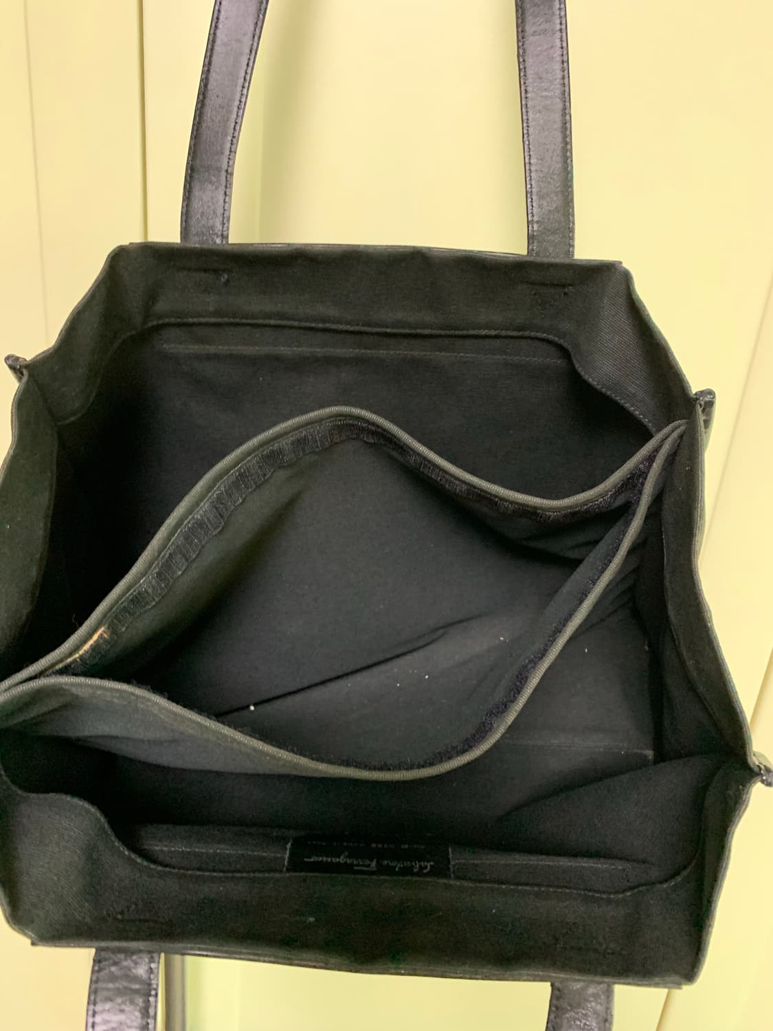 페라가모 블랙 숄더백. 정품 상품이미지6