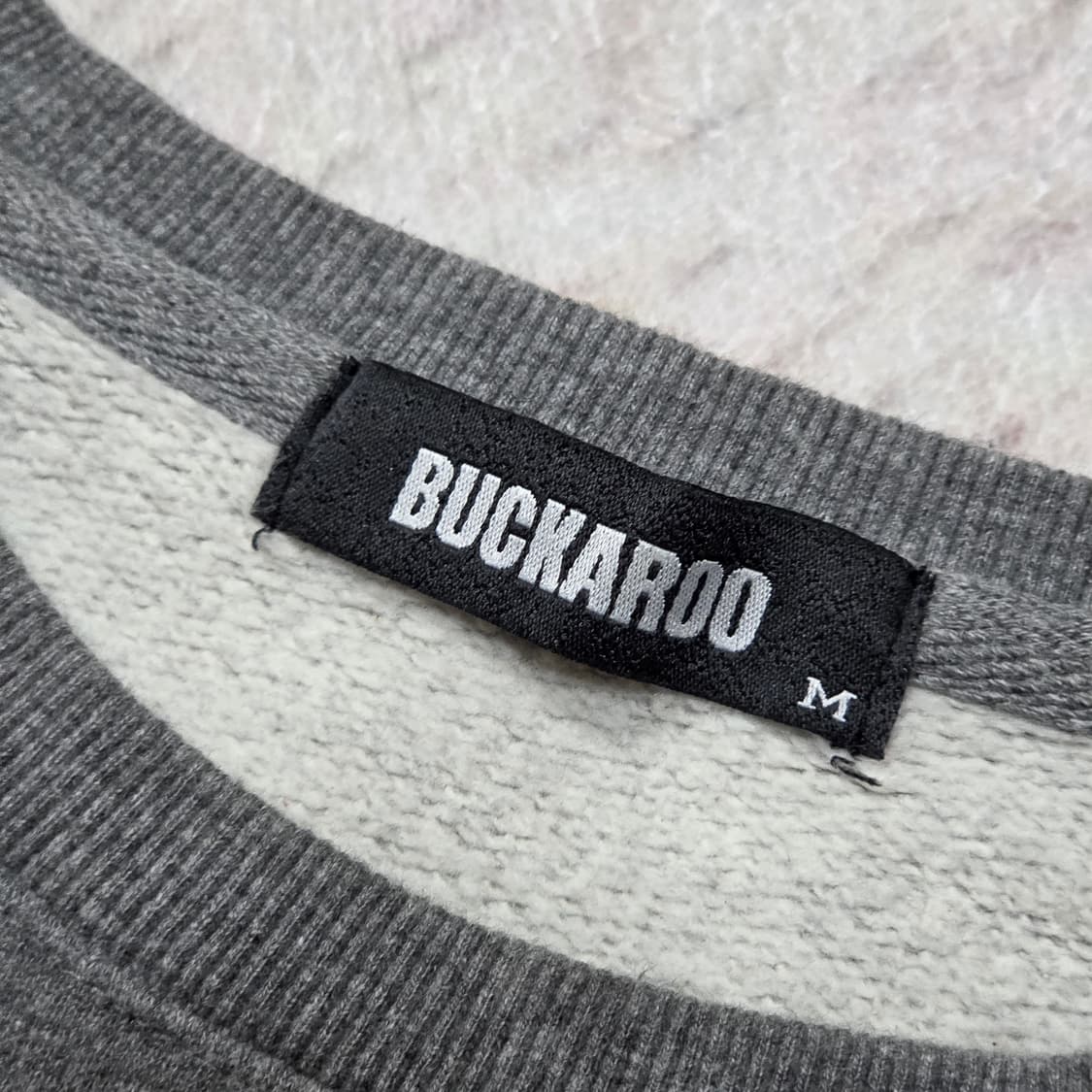 버커루 자수 그레이 맨투맨 상품이미지7