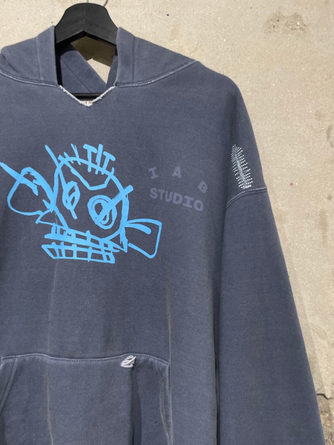 아이앱 스튜디오 x 아케인 네이비 블루 징크스 후디 상품이미지3