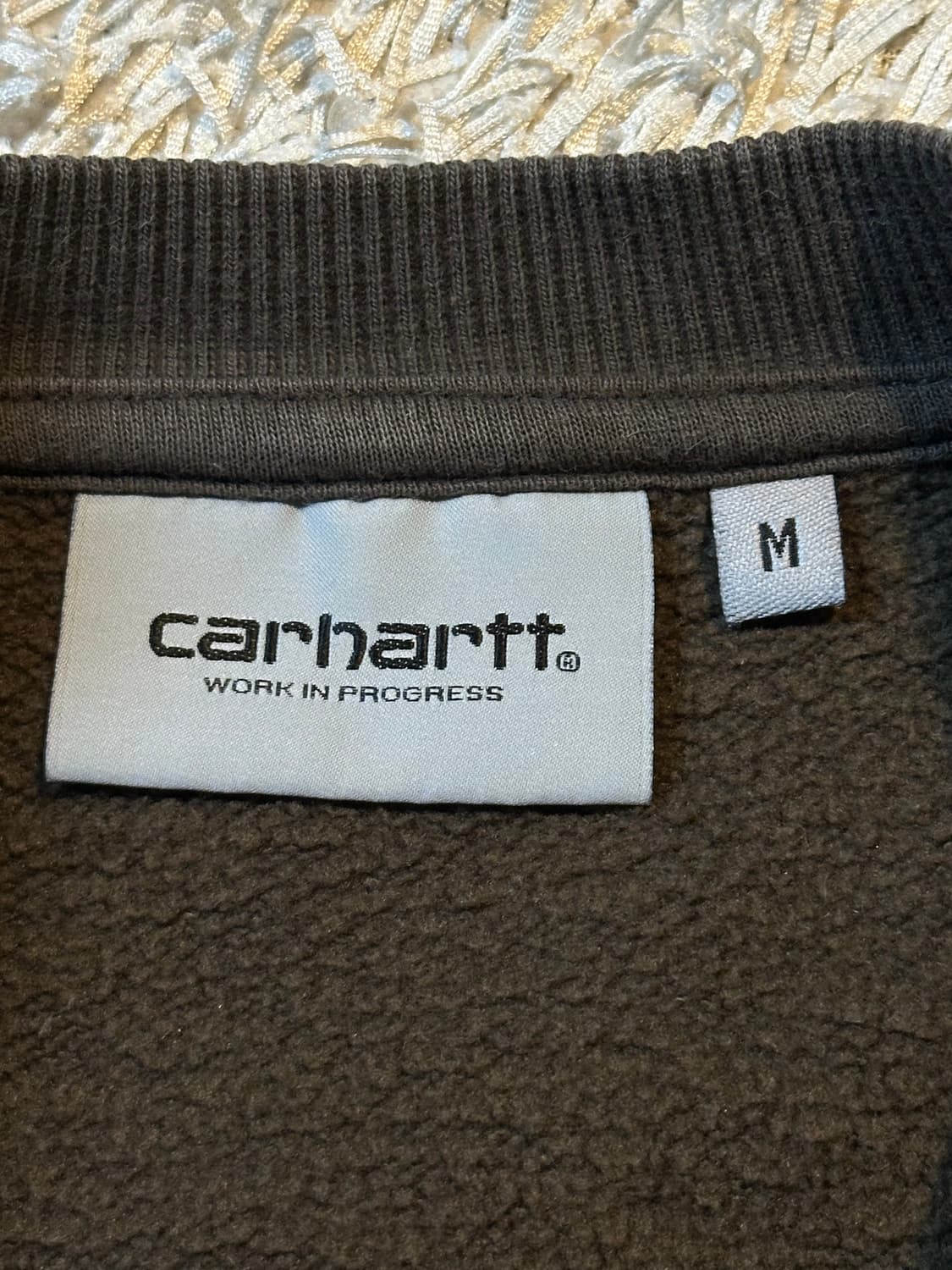 칼하트 WIP 스펠아웃 아치로고 맨투맨 브라운 상품이미지4