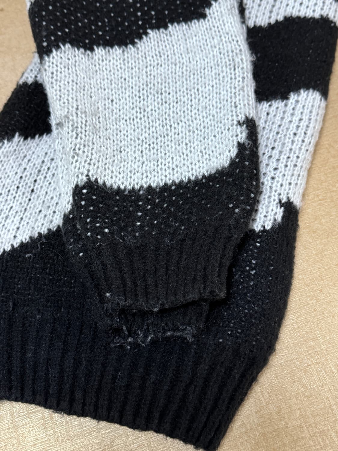 얼룩무늬 오버핏 니트 상품이미지5