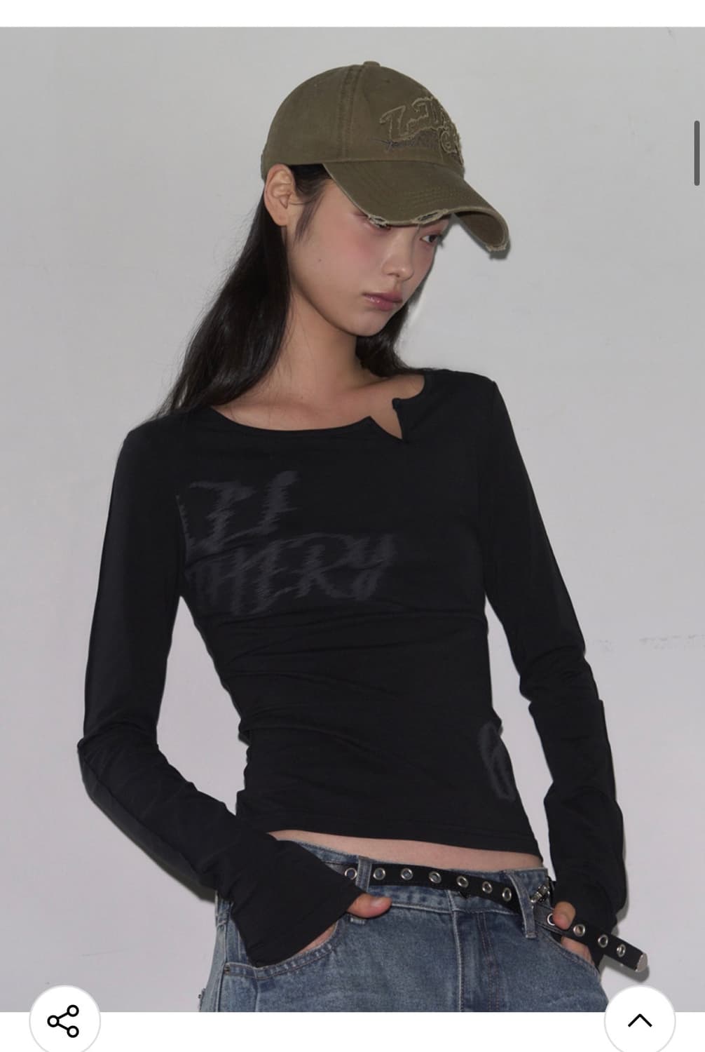 (FREE) 레더리 레터링 슬릿 롱슬리브 [BLACK] 판매 상품이미지1