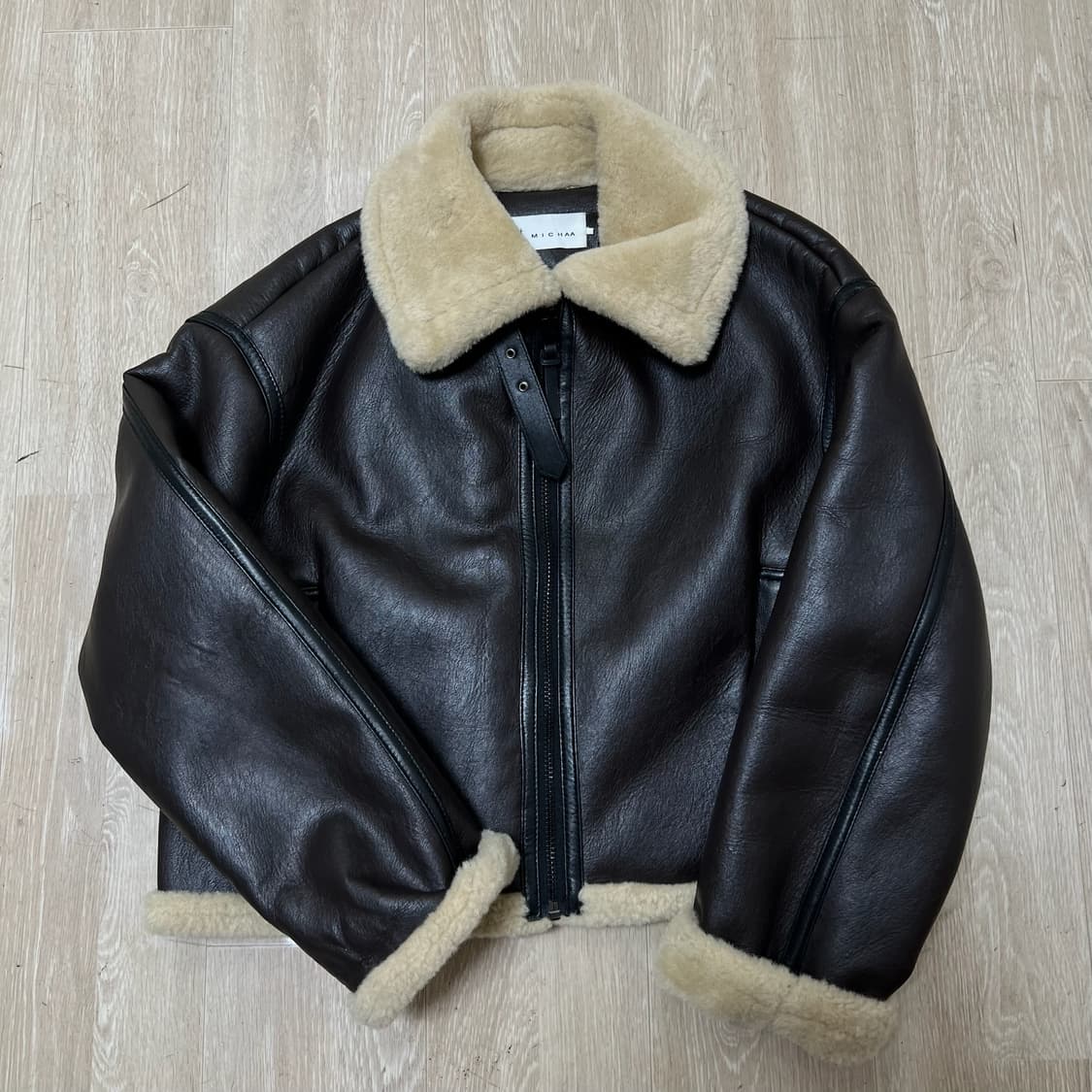 잇미샤 여성 양가죽 배색 크롭 무스탕 점퍼 82-88-160 상품이미지1