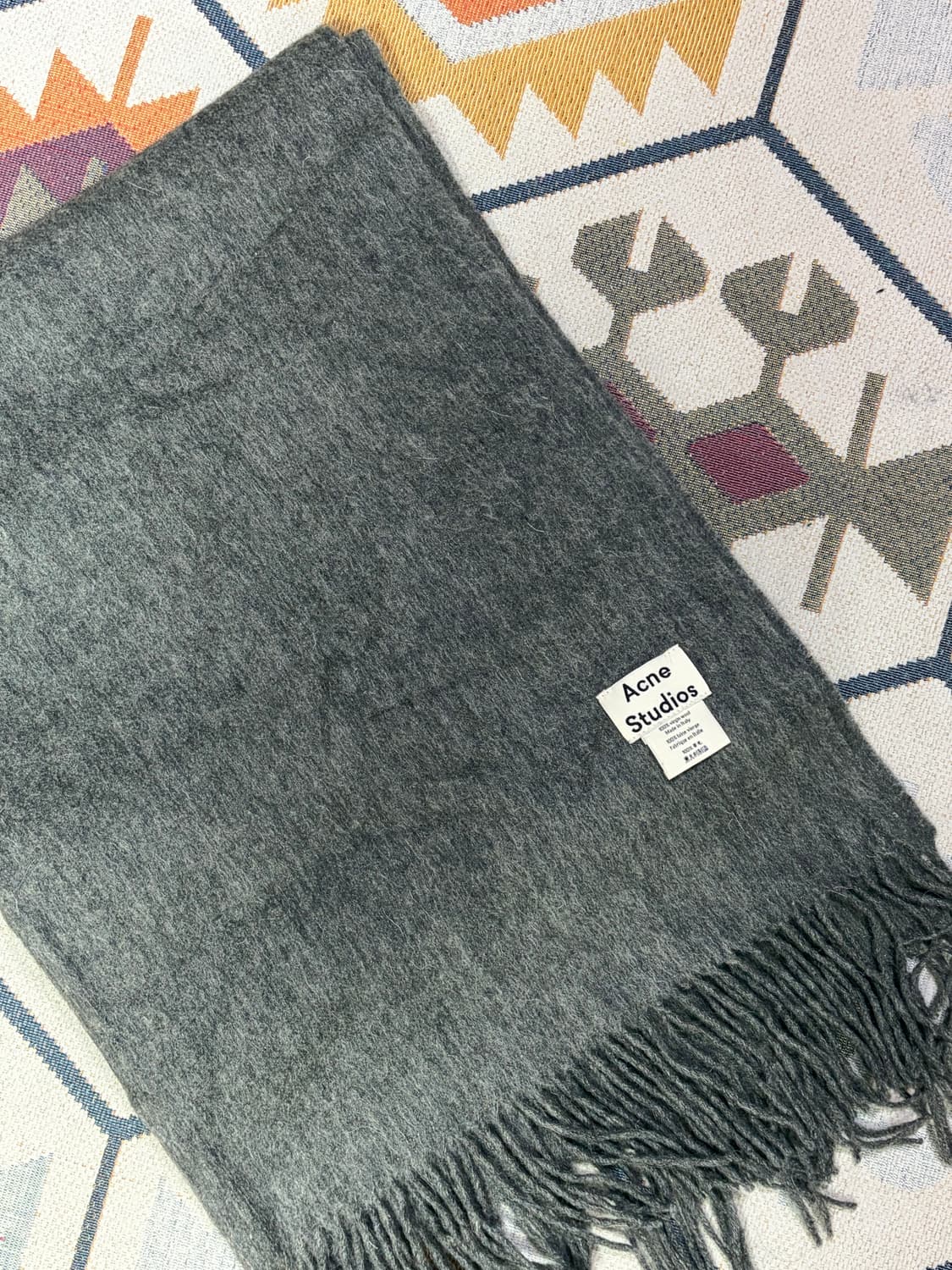 아크네 스튜디오 그레이 머플러 상품이미지1