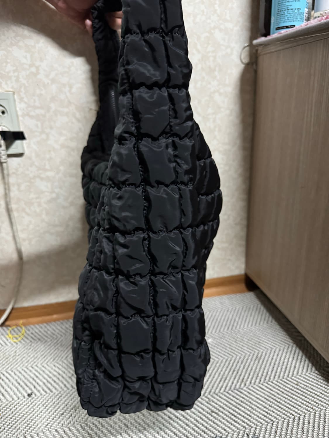 COS 코스 퀼팅 오버사이즈 숄더백 블랙 상품이미지4