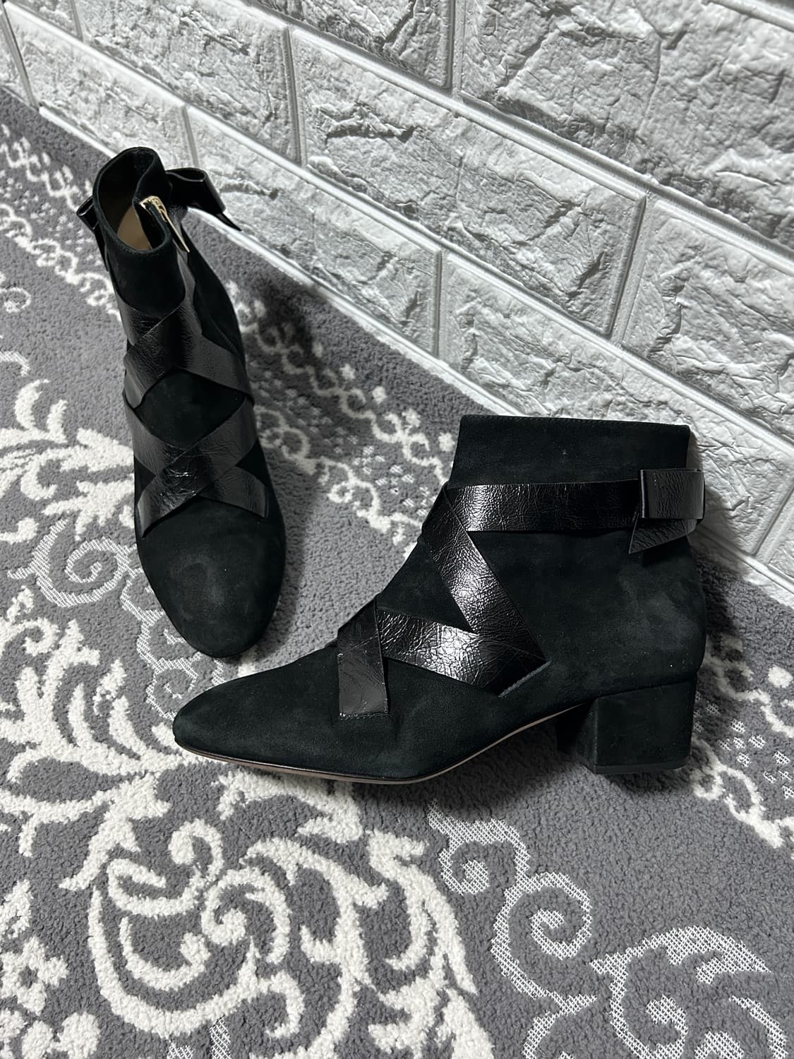 지미추 크랙 스트랩 스웨이드 앵클 부츠 상품이미지1