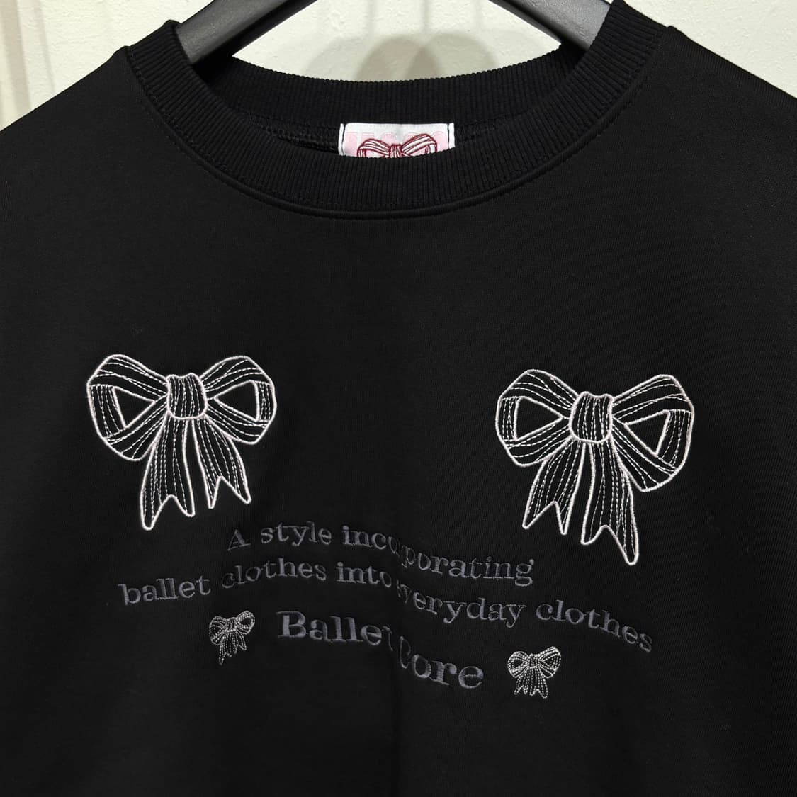 [새상품] 자수 리본 크롭 맨투맨 상품이미지2