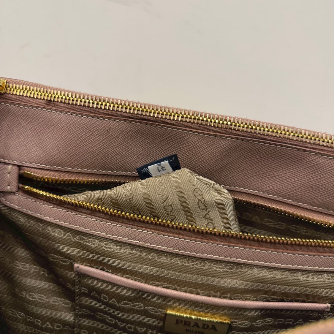 프라다 토트백 사피아노 레더 골드 삼각 로고 디테일 베이지 핑크 상품이미지7
