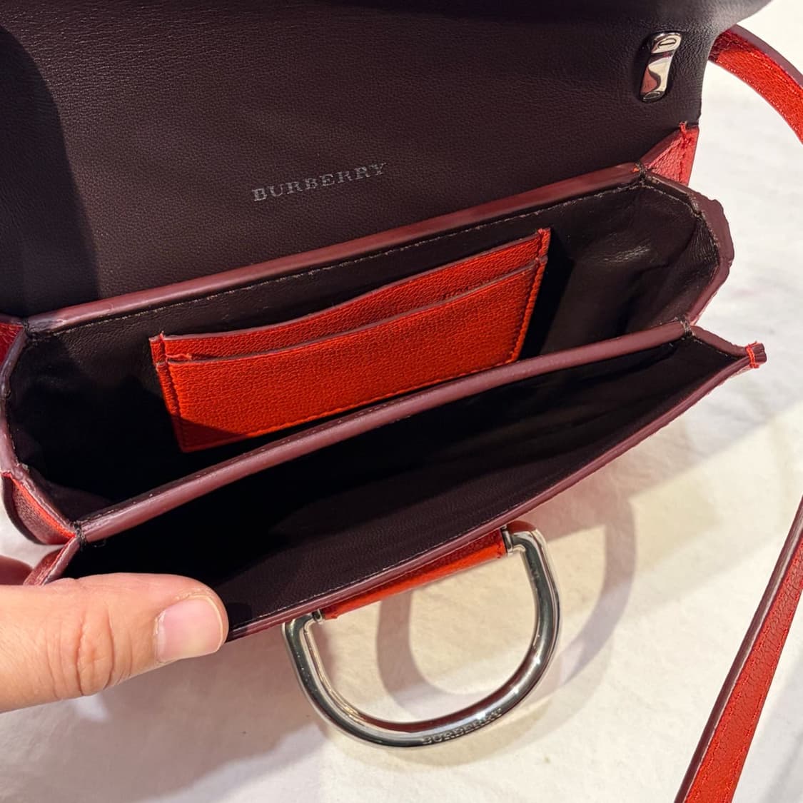 버버리 D링 미니 가죽 크로스백 가방 상품이미지9