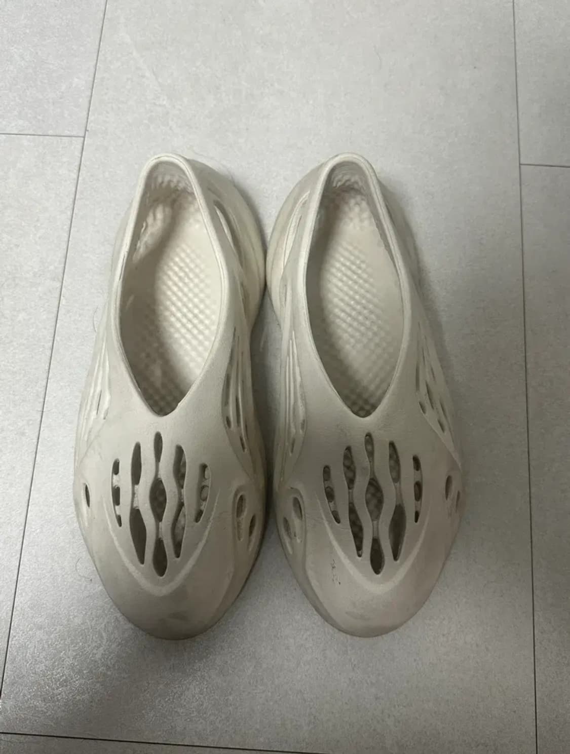 아디다스 이지 폼 러너 샌드 285 상품이미지1