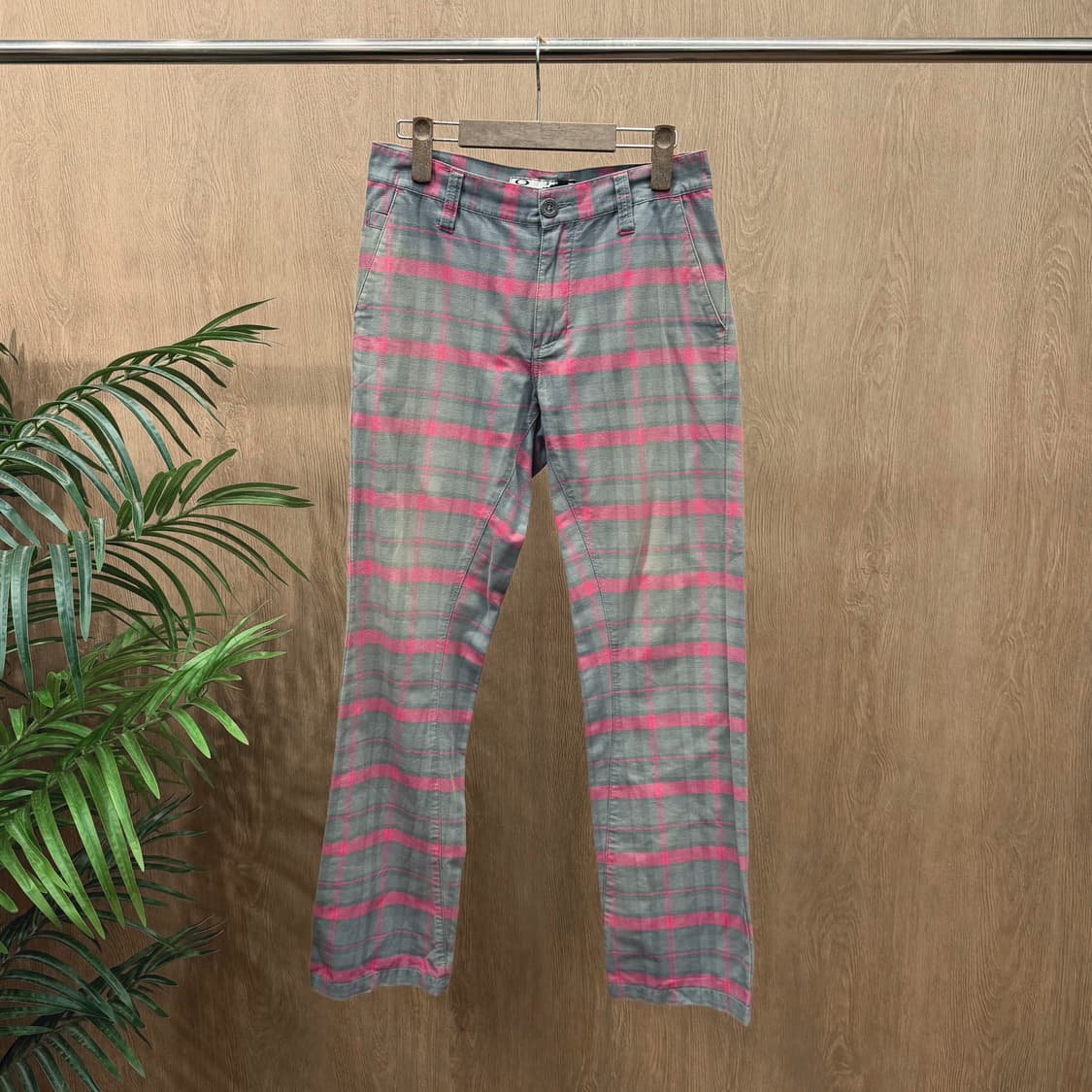 오클리 코튼 팬츠 핑크 체크 패턴 힙 포켓 로고 자수 디테일 그레이 상품이미지1