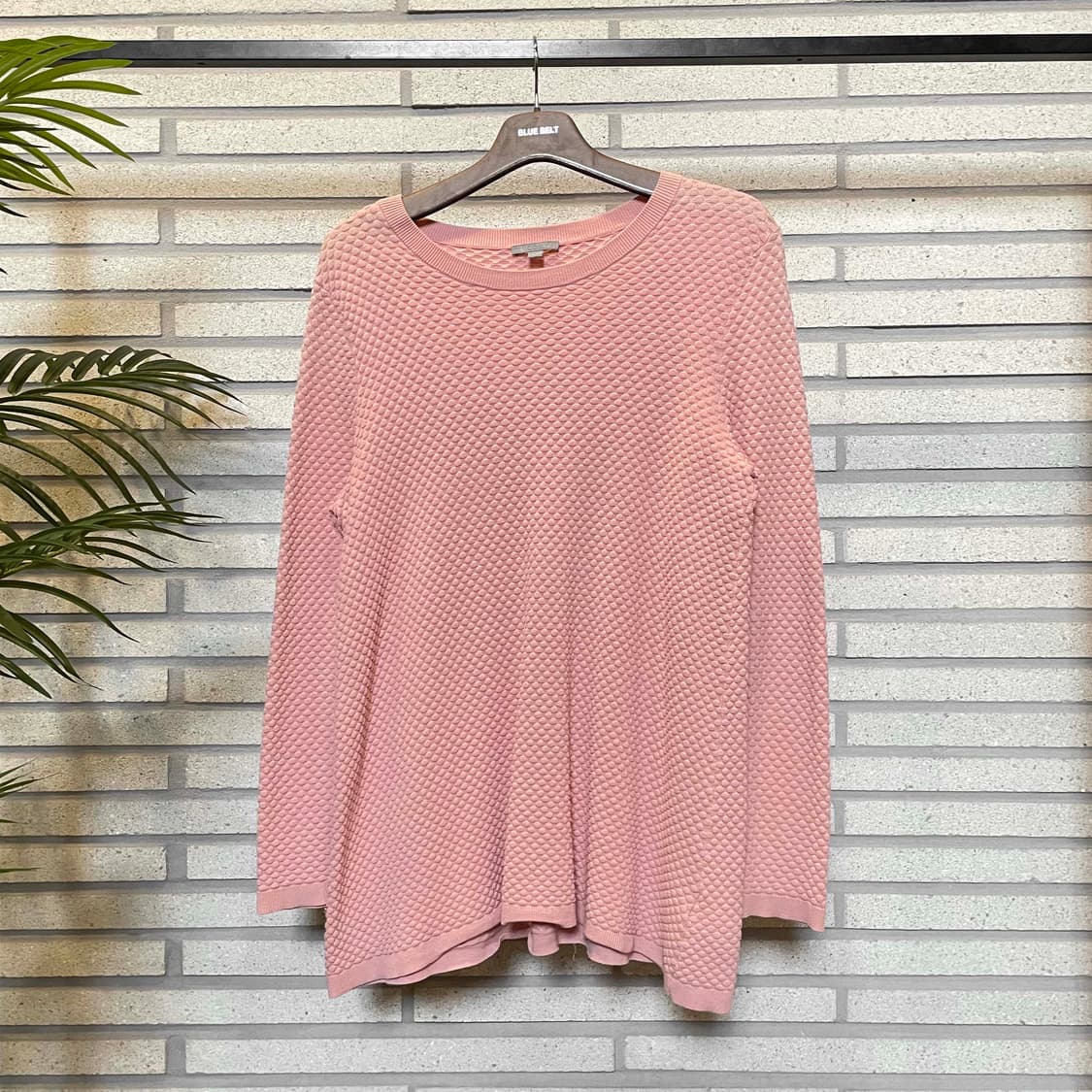 코스 와플 맨투맨 티셔츠 엠보싱 텍스쳐 플레어 핏 디테일 핑크 상품이미지2