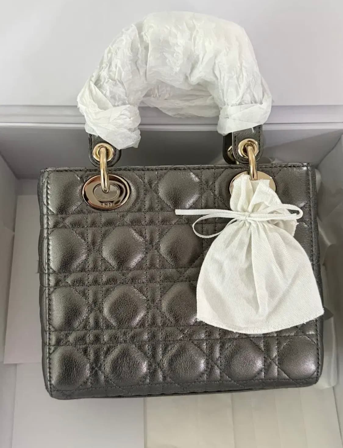 디올 레이디백 레이디디올 스몰 메탈릭실버 상품이미지1