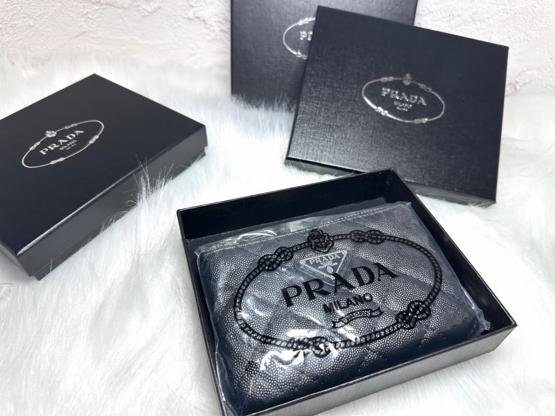 프라다뷰티 캐비어 미니 파우치 동전지갑  상품이미지1