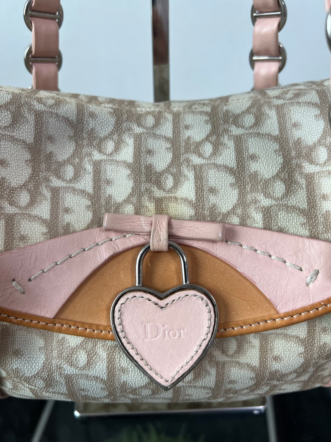 디올 로맨틱 트로터 하트 참 숄더백 베이비 핑크 상품이미지6