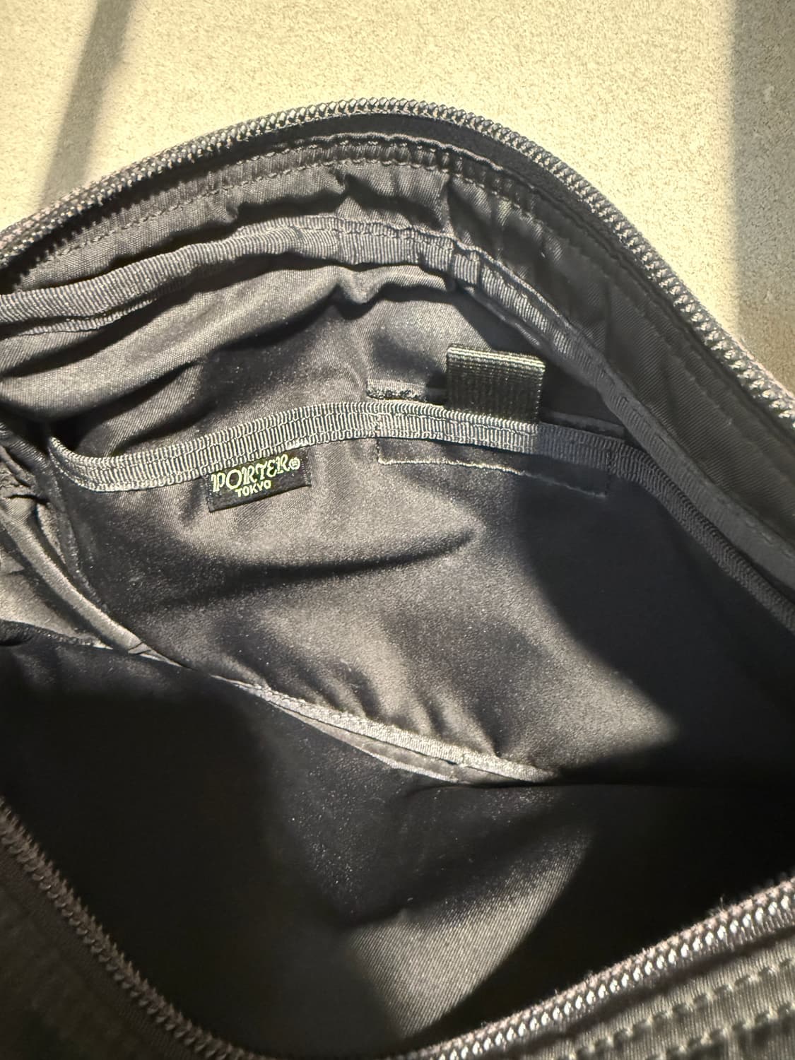 요시다포터 블랙 스퀘어 모노그램 크로스백 상품이미지6