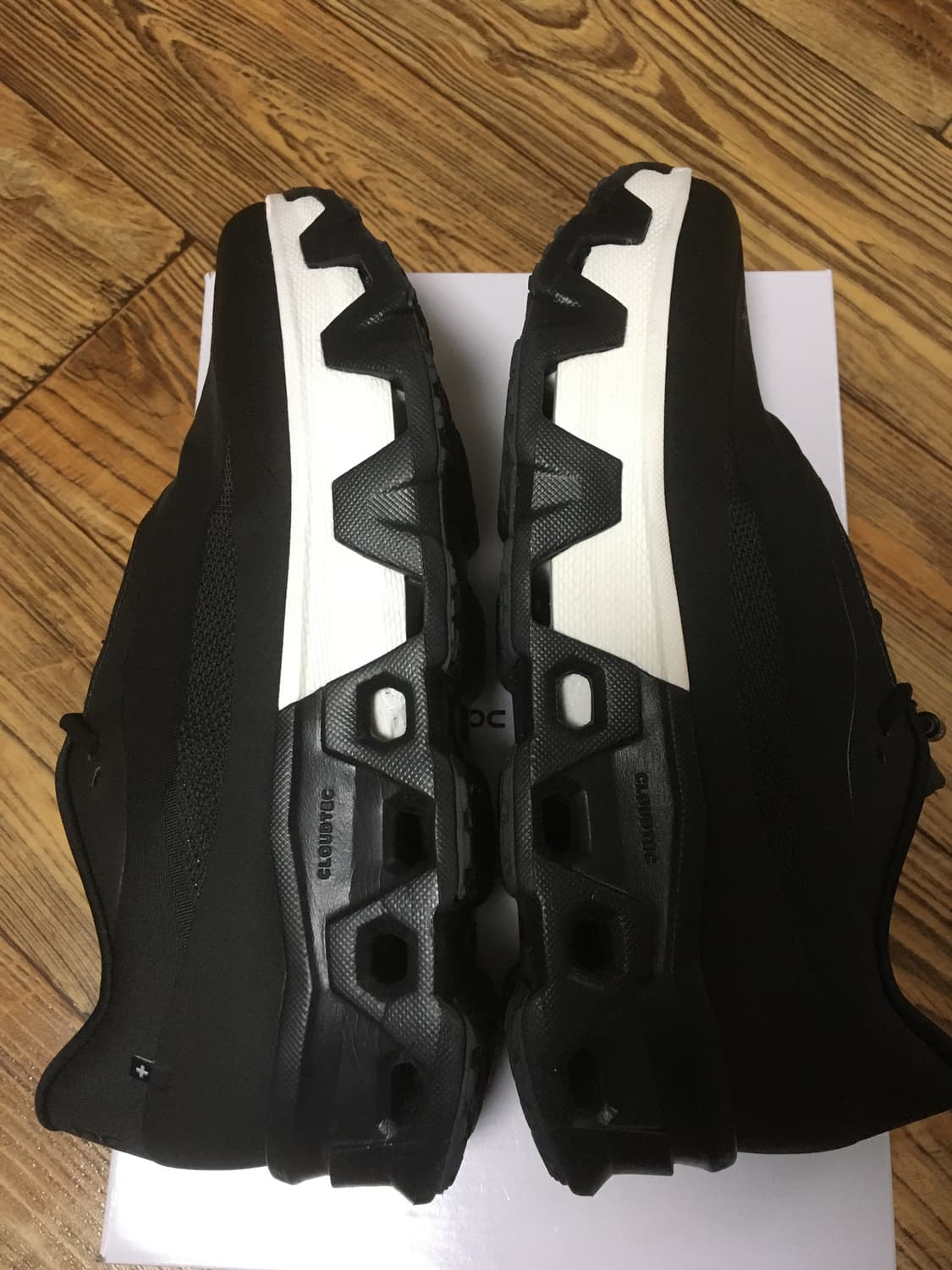 온러닝 파프 클라우드몬스터 하이퍼 블랙 판매합니다 상품이미지5