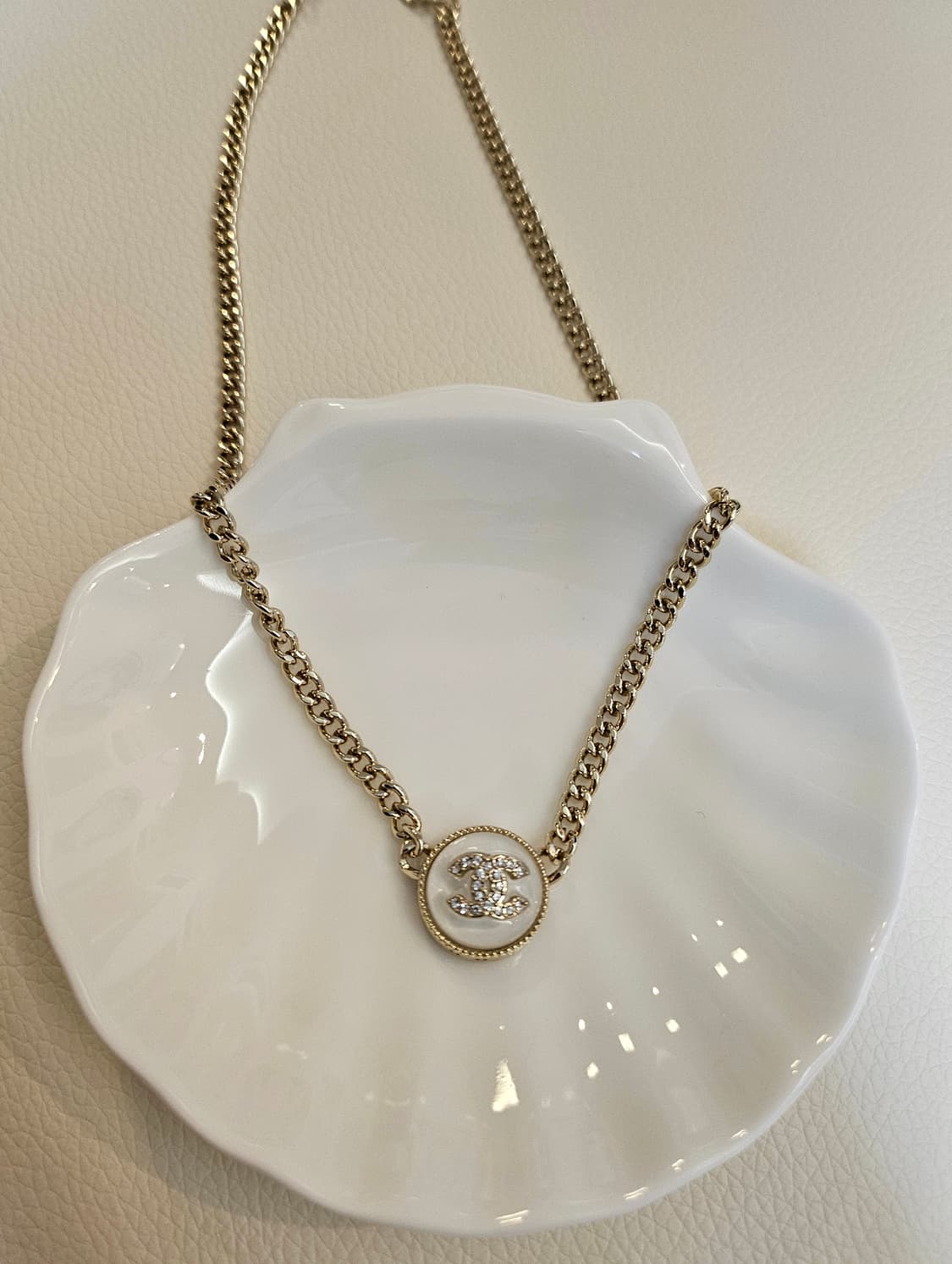 샤넬 화이트레진 CC 체인목걸이 골드 업사이클링 상품이미지1