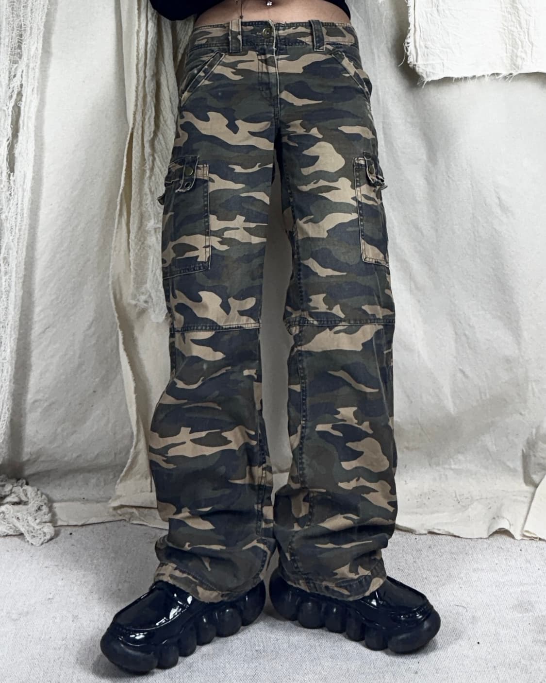 버클 디테일 카모팬츠 상품이미지1