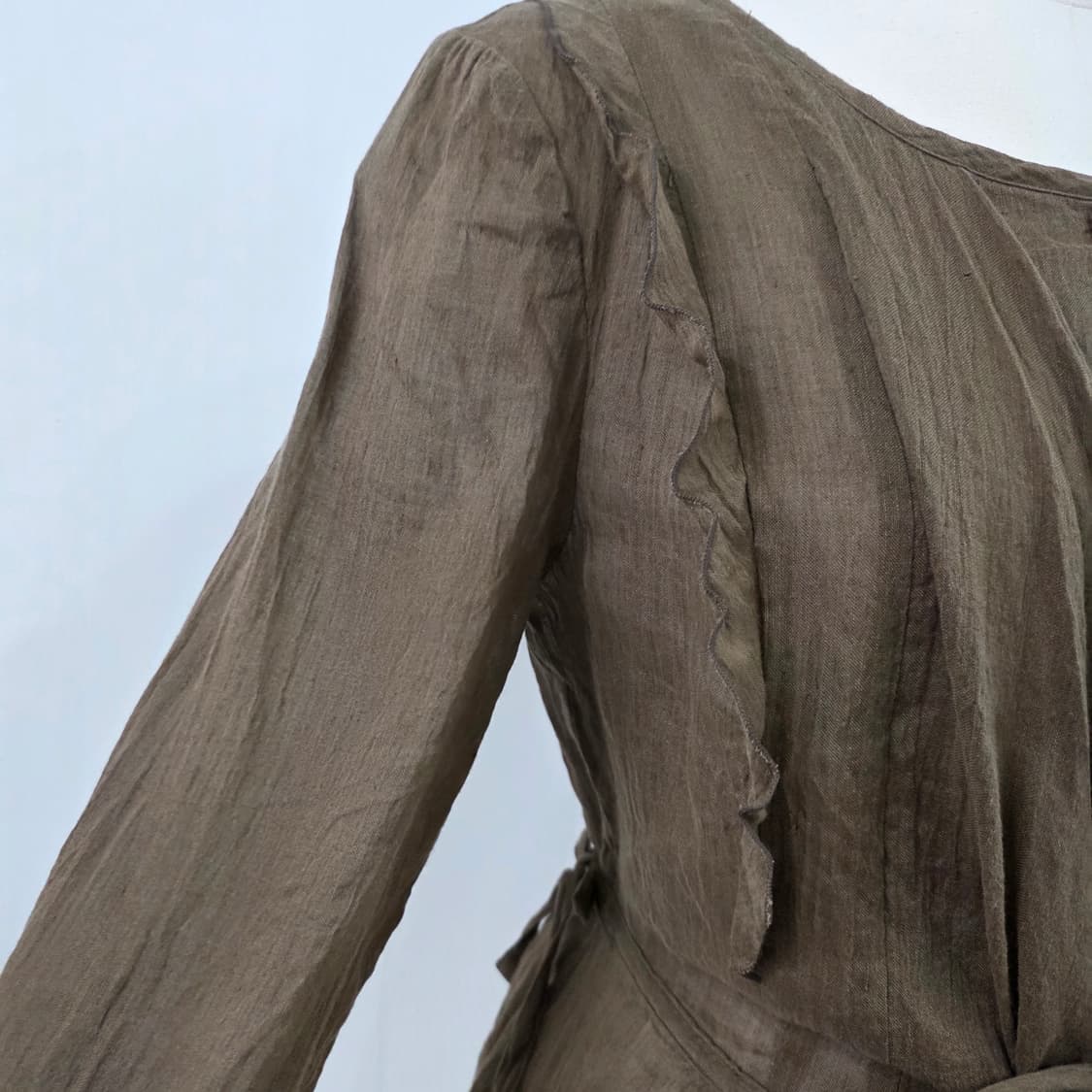 카키 린넨 혼방 내츄럴 리본 랩 블라우스 상품이미지6