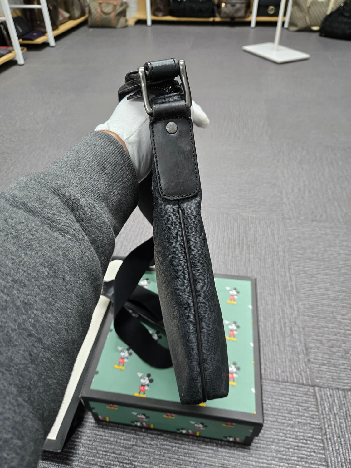 [특가][정품] 구찌 GG 블랙 메신저백 상품이미지4