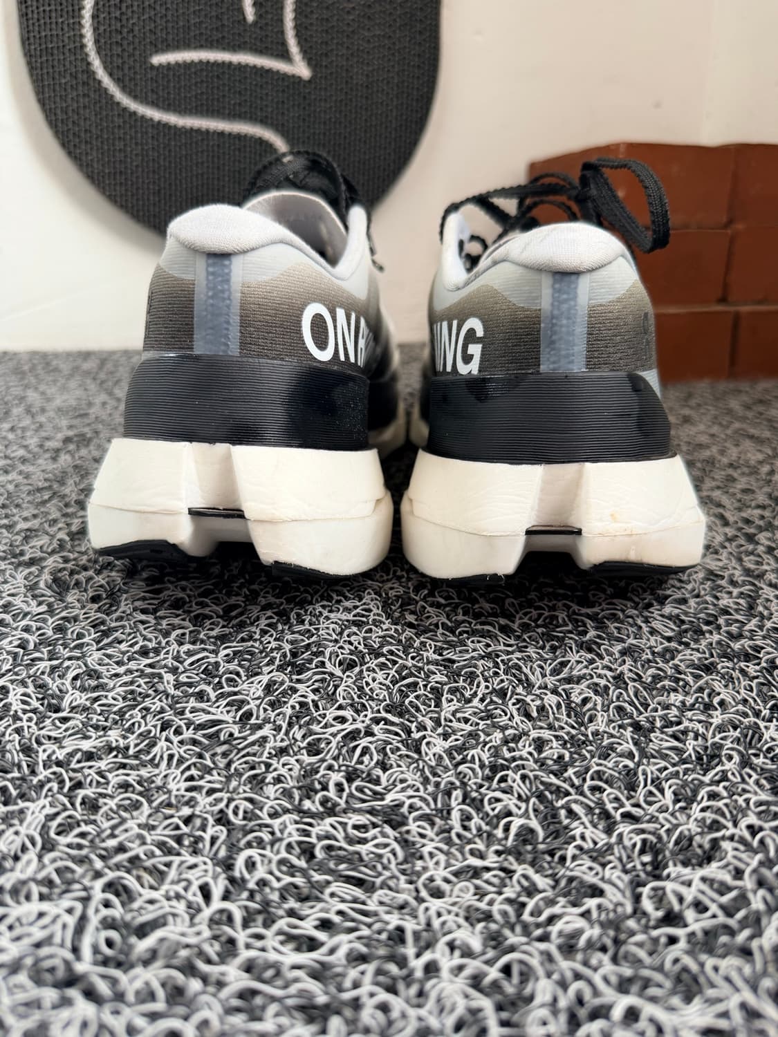 온러닝 클라우드붐 맥스 화이트 블랙 (On Running Cloudboo 상품이미지4