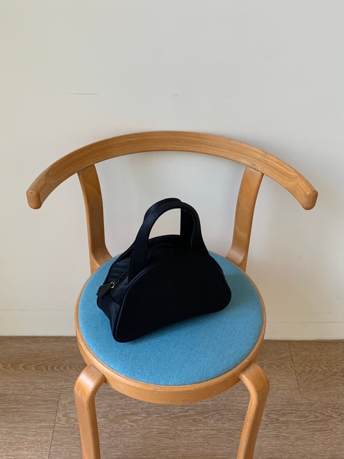 입생로랑 나일론 하프문 미니백 상품이미지9