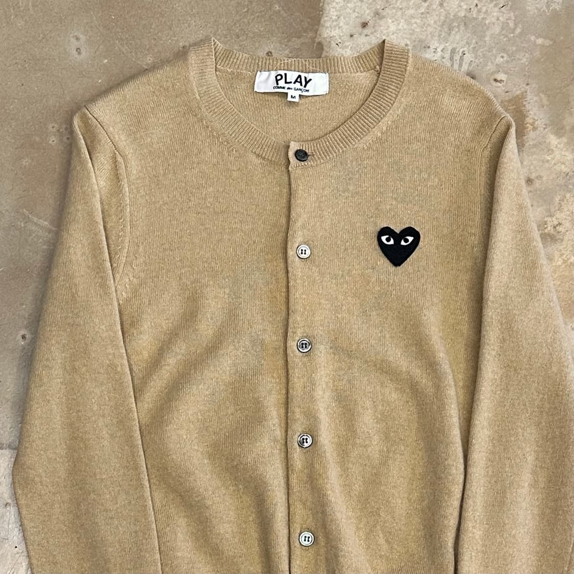 M 꼼데가르송 여성용 블랙하트와펜 베이지 울 가디건 상품이미지1