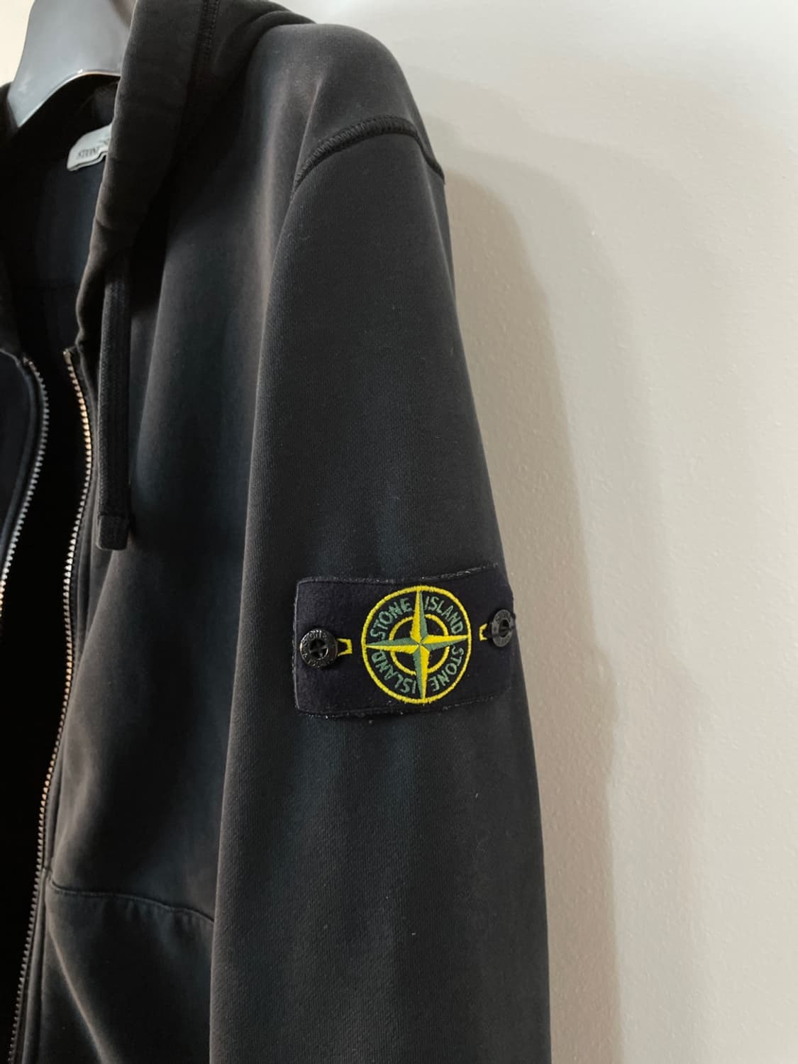 스톤 아일랜드 와펜 후드집업  상품이미지1