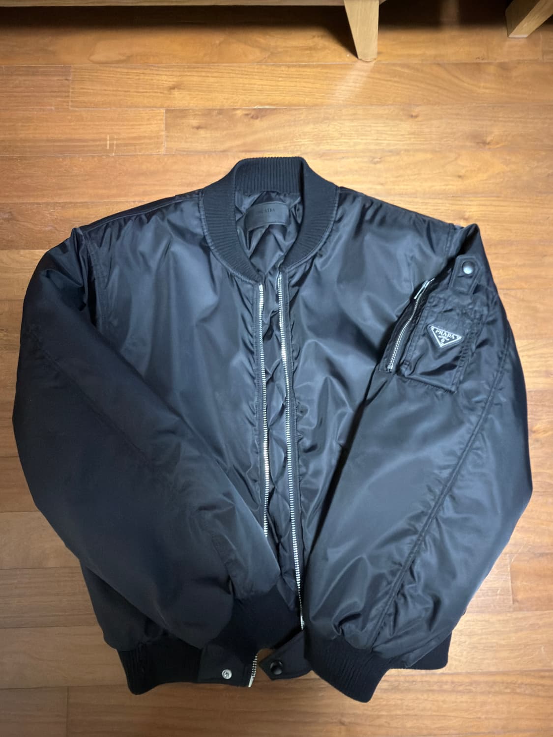 프라다 25FW 리나일론 봄버 정품 M사이즈 상품이미지1