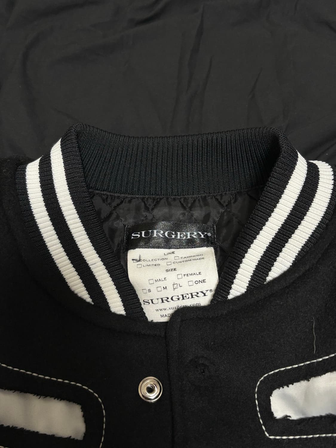 써저리 본커팅 바시티자켓 초판 L 사이즈 판매합니다. 상품이미지5