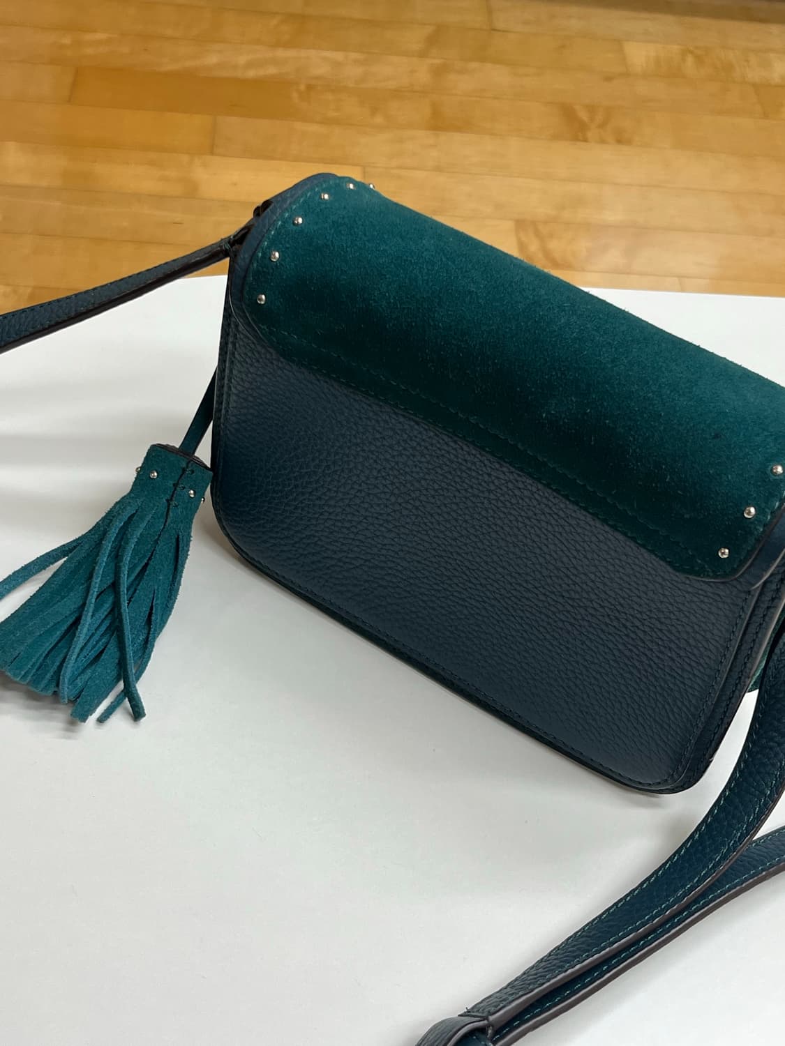 케이트스페이드 스터드 스웨이드 크로스백 상품이미지4