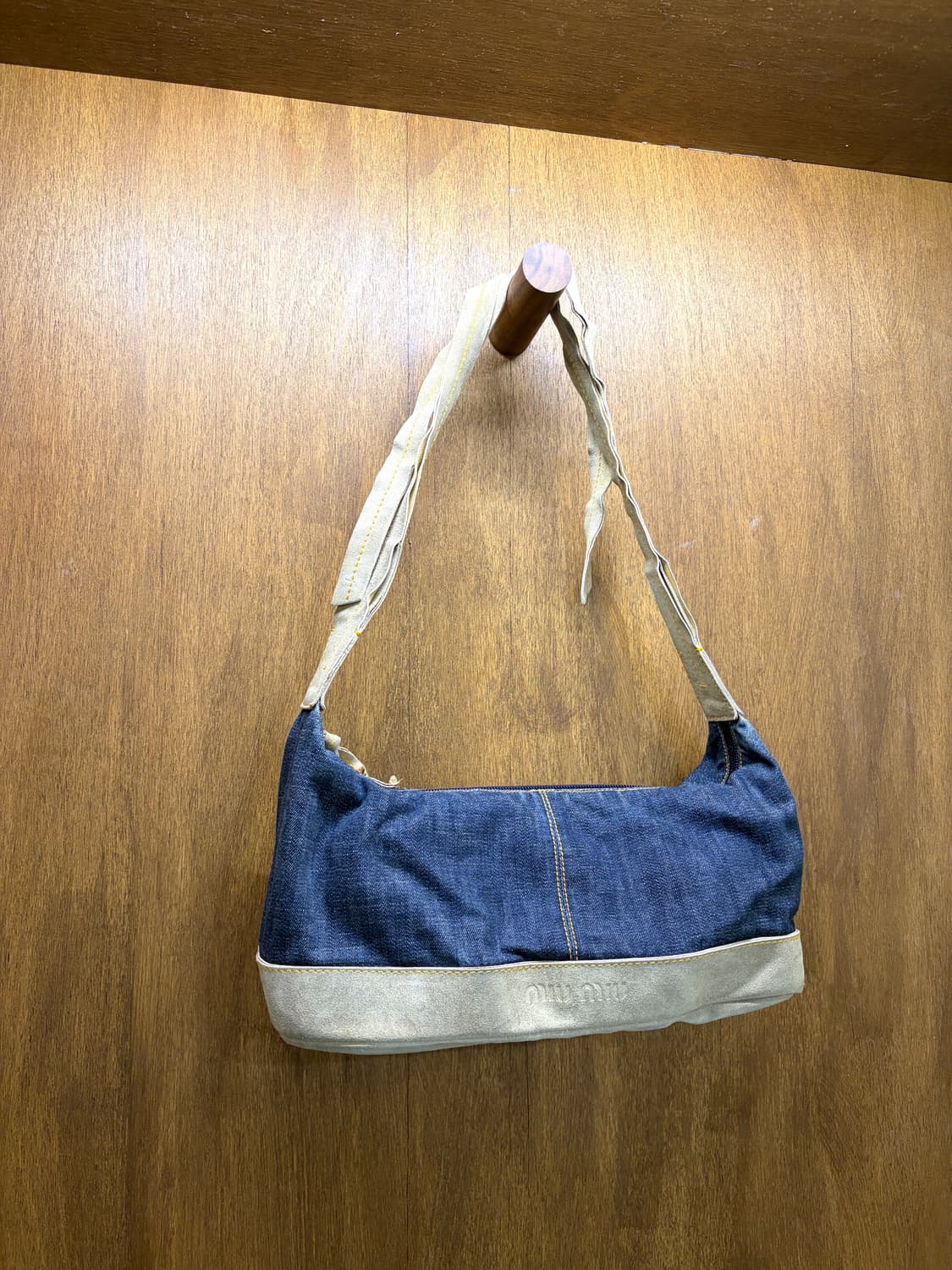 미우미우 데님 스웨이드 숄더백 상품이미지2