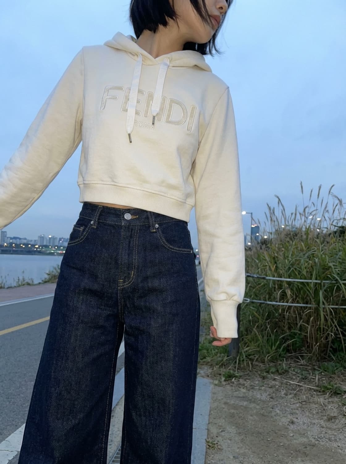 펜디 크롭 로고 후드티 상품이미지1