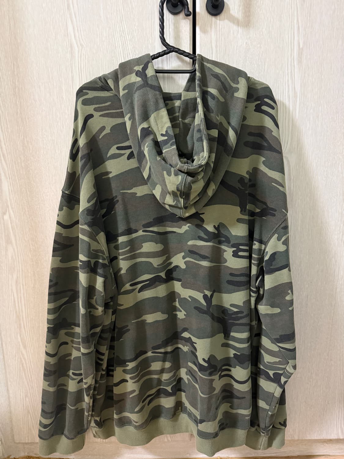 러브이즈트루 카모 류정란 후드티 상품이미지2